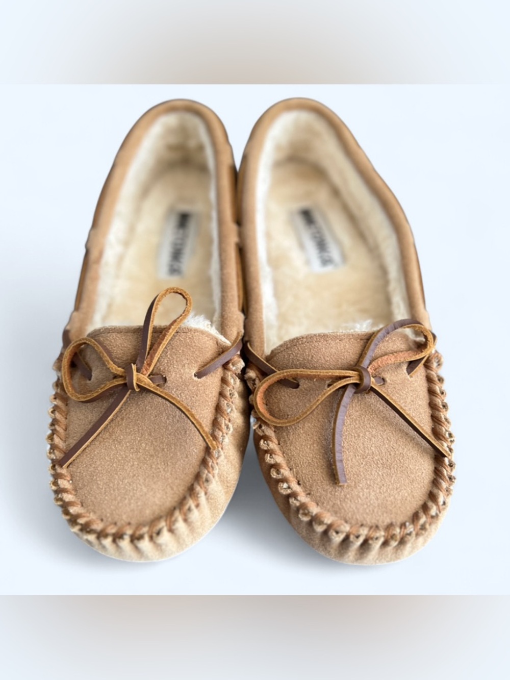 Minnetonka Womens Tan Suede Moccasin Slippers with Cream Lining Cabincore Size 8